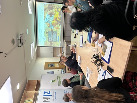 Z novinarji o delu v skupnosti, svincu, duševnem zdravju in alkoholu (2)